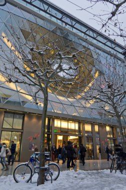 Frankfurt, Karlı bisiklet, Modern şehir manzarası, Almanya