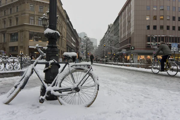 フランクフルト 雪の自転車 現代都市ビュー ドイツ — ストック写真