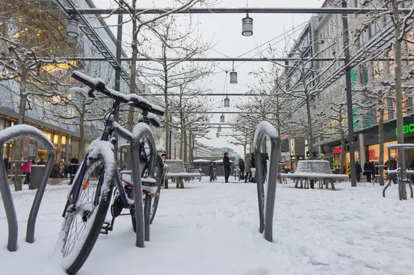 Frankfurt Snowy Bicycle Modern City View Germany — 스톡 사진