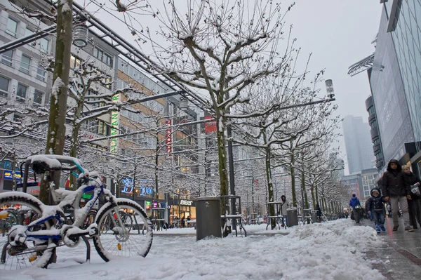 Frankfurt Snowy Bicycle Modern City View Germany — 스톡 사진