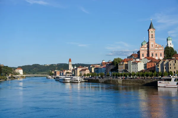 ヨーロッパ ドイツ 川沿いの旧市街の景色 — ストック写真