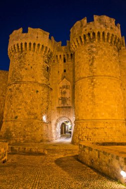 Rhodes Adası, Geceleri Eski Şehir Sokak Manzarası, Castle Gate, Yunanistan, Avrupa