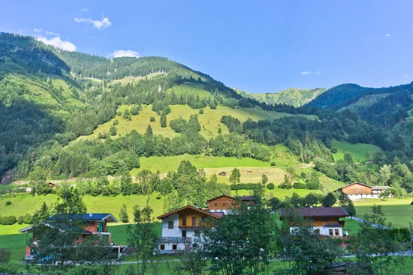 Assling Naturlandschaft Den Alpen Mit Kleinen Häusern Deutschen Stil Österreich — Stockfoto