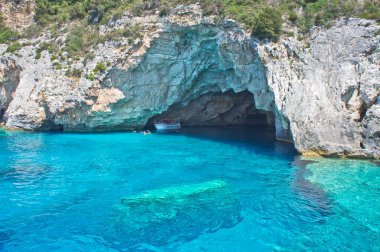 Paxos Adası, bir turist teknesinden deniz mağarası manzarası, Yunanistan, Avrupa