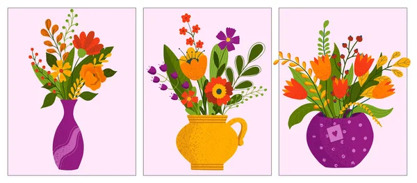 Kil ya da plastik saksılara sarılı çiçek buketleri. Lale, gül ve tomurcuk karışımı. Pembe arka planda dekoratif çiçekçi eşyası.