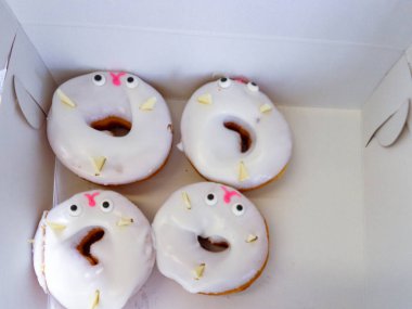 Pırıl pırıl parlayan dört göz.