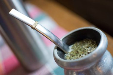 Ahşap masada içmeye hazırım.