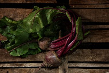 Kırık tahta kutunun üzerinde pancar