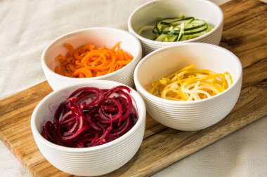 Beyaz kaselerde temsili sebzeler