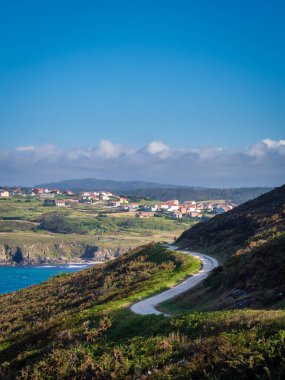 İspanya sahillerinde gün batımında dalgalar ve uçurumlar