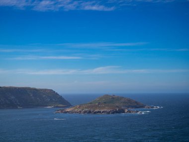 İspanya sahillerinde gün batımında dalgalar ve uçurumlar