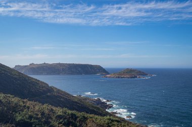 İspanya sahillerinde gün batımında dalgalar ve uçurumlar