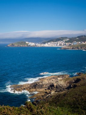 İspanya sahillerinde gün batımında dalgalar ve uçurumlar