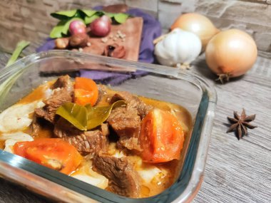 Ev yapımı Tongseng Sapi, biftek ve sebzeli baharatlı köri güveci. Bulanık Arkaplan