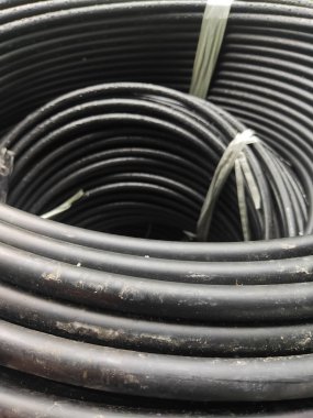 Depo 'daki Siyah Boru Gölü Yığını