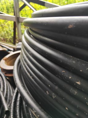 Depo 'daki Siyah Boru Gölü Yığını