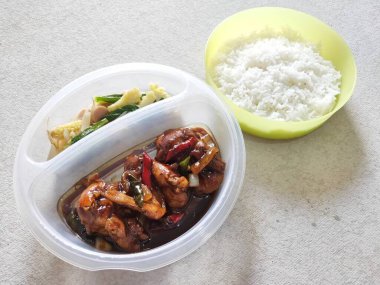 Ofis yemeği için pilav, karabiber tavuğu ve sotelenmiş mısır. Seçici Odaklanma