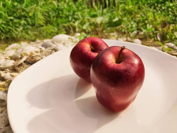 Červená Jablka Bílém Podkladu Jablka Jsou Bohatá Vitamín Vitamín Vitamín — Stock fotografie