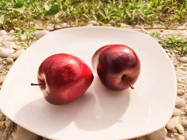 Rote Äpfel Auf Weißem Teller Hintergrund Äpfel Sind Reich Vitamin — Stockfoto