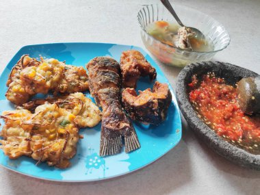 Kızarmış balık, Gorengan, Sambal ve Balık Çorbası, Öğle Yemeği Menüsü.