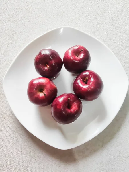 Äpfel Auf Einem Weißen Teller Äpfel Sind Reich Vitamin Vitamin — Stockfoto