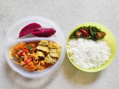 Ofiste öğle yemeği için tatlı ve ekşi karides, omlet ve ejderha meyvesi.