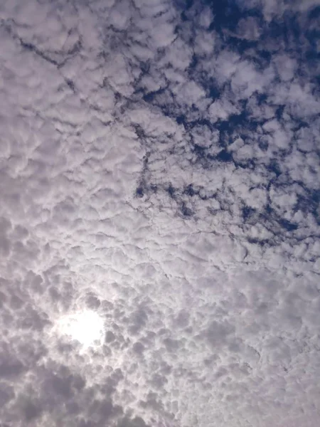 朝の雲と青空の劇的な眺め — ストック写真