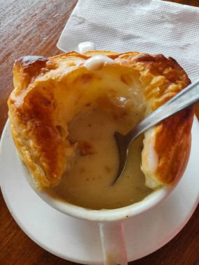 Tavuklu, mantarlı ve kasede çıtır krakerli Zuppa Çorbası.
