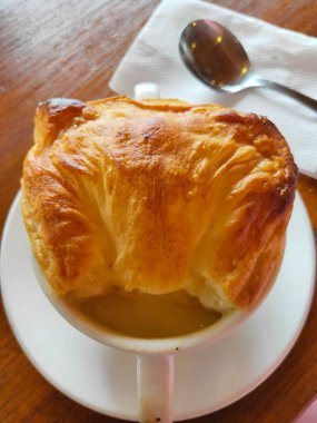Tavuklu, mantarlı ve kasede çıtır krakerli Zuppa Çorbası.