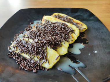 Kara Tabakta Çikolata Ceres ile kızarmış muz. Seçici Odaklanma