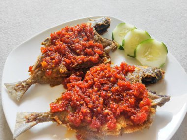 Beyaz Tabakta Balık Balado ya da Balado Balığı Kapat.