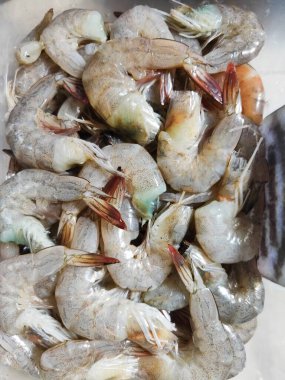 Plastik kaplarda çiğ karides