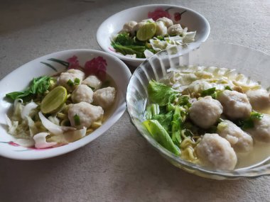Bakso bir kasede, Bakso Erişteli Köfte, Endonezya 'dan Geleneksel Yemek.
