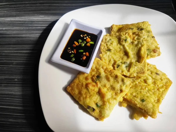 Tempeh Tempe Mendoan Soya Soslu Beyaz Tabakta Acı Biberli Tempe — Stok fotoğraf