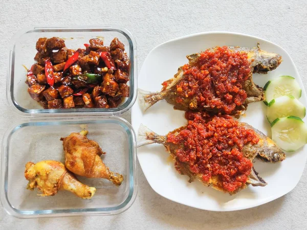 Balado Soslu Balık Kızarmış Tavuk Beyaz Arka Planda Tempe Bacem — Stok fotoğraf