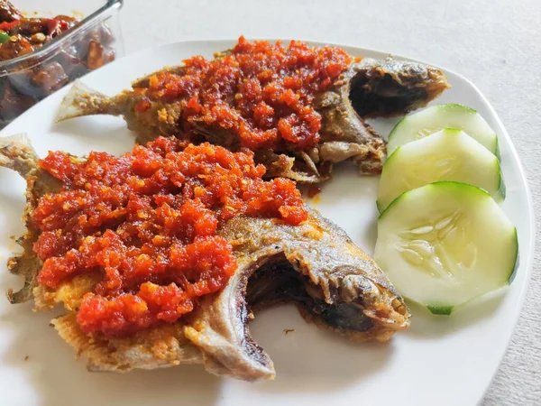 Beyaz Tabakta Balık Balado Balado Balığı Kapat — Stok fotoğraf