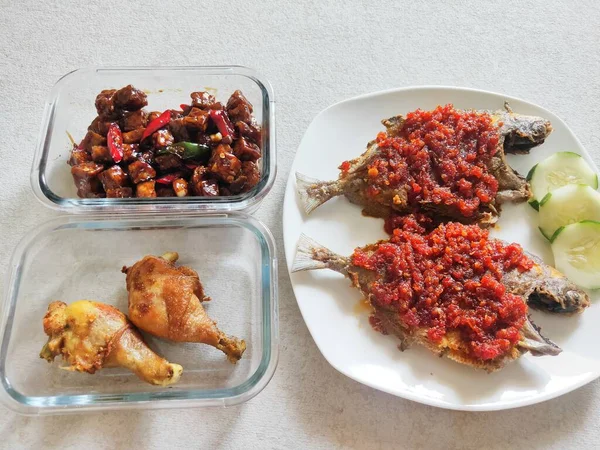 Peixe Com Molho Balado Frango Frito Tempe Bacem Fundo Branco — Fotografia de Stock