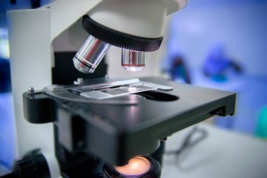 Mikroskop, çıplak gözle görülemeyecek kadar küçük nesneleri görmek için kullanılan bir alettir. Böyle bir alet kullanarak küçük nesneleri araştırmanın bilimine mikroskop denir..