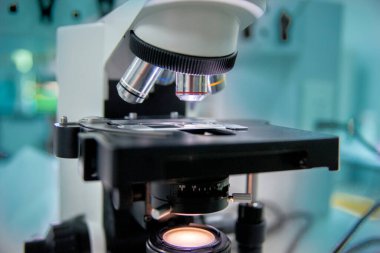 Mikroskop, çıplak gözle görülemeyecek kadar küçük nesneleri görmek için kullanılan bir alettir. Böyle bir alet kullanarak küçük nesneleri araştırmanın bilimine mikroskop denir..