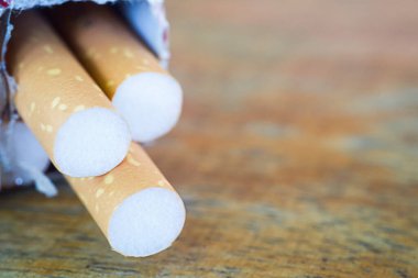 Tahta masada bir paket sigara..