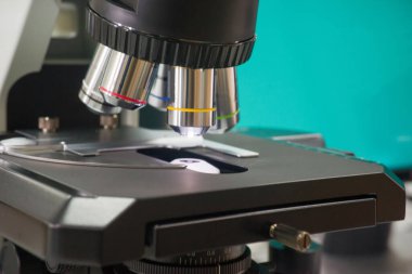 Mikroskop laboratuarı. Bilimsel ve sağlık araştırma geçmişi.