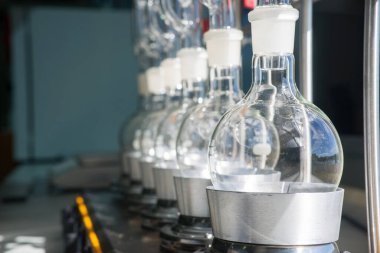 Laboratuvar ekipmanları, cam şişeler, şömine rafında yuvarlak bir şişe, Soxhlet özü.