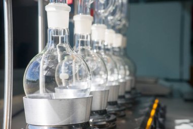 Laboratuvar ekipmanları, cam şişeler, şömine rafında yuvarlak bir şişe, Soxhlet özü.