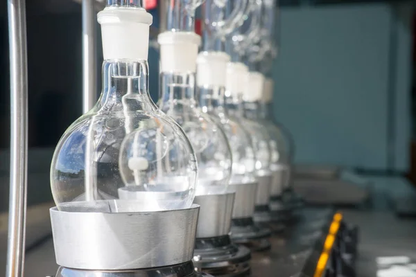 Laborgeräte Glasflaschen Rundbodenkolben Auf Heizmantel Soxhlet Extraction — Stockfoto