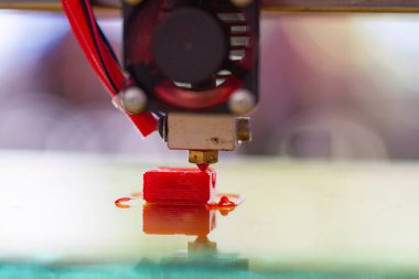 Okul laboratuarında çalışırken elektronik üç boyutlu plastik yazıcıyı kapat