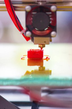 Okul laboratuarında çalışırken elektronik üç boyutlu plastik yazıcıyı kapat