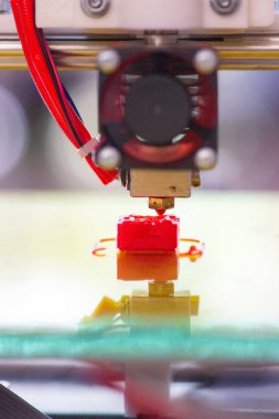 Okul laboratuarında çalışırken elektronik üç boyutlu plastik yazıcıyı kapat