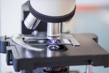 Mikroskop objektiflerine yakın çekim. (Yumuşak odaklanma)