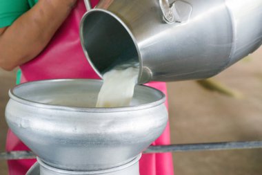 Çiğ sütü bir kovaya dök.