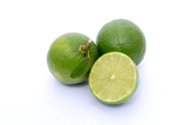 Beyaz arkaplanda taze limon